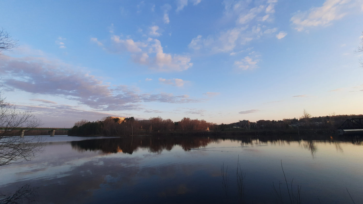 Ciel De Sherbrooke Sur La Rivière Magog Photo Numérique