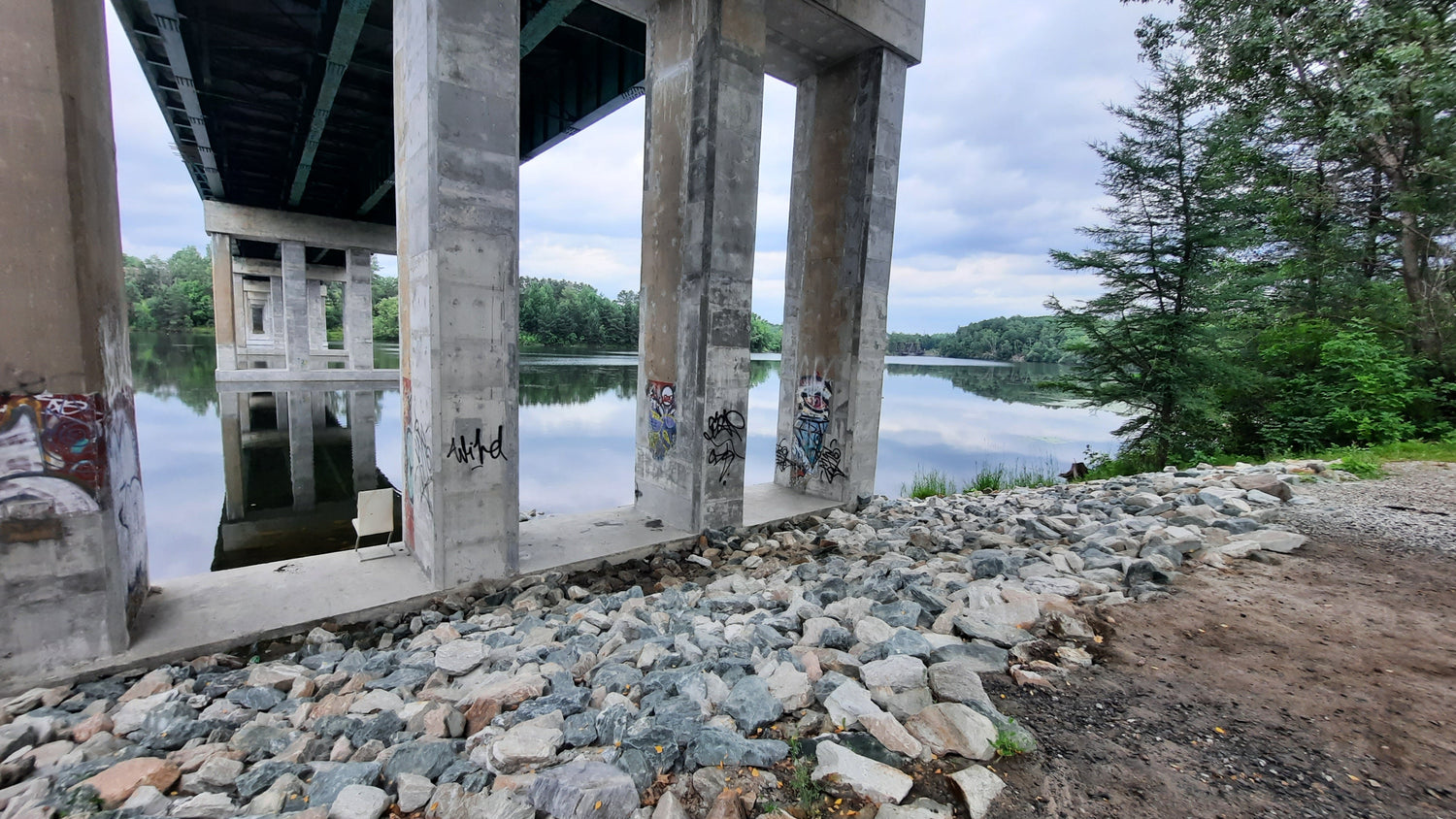 Trouve La Chaise Et Souche Près Du Pont Jacques Cartier De Sherbrooke 16 Juillet 2021  (Vue