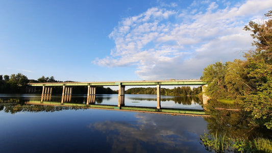 Sherbrooke 22 Juillet 2021 (Vue T1) Rivière Magog Et Pont Jacques Cartier Ciel Bleu Nuages Blancs