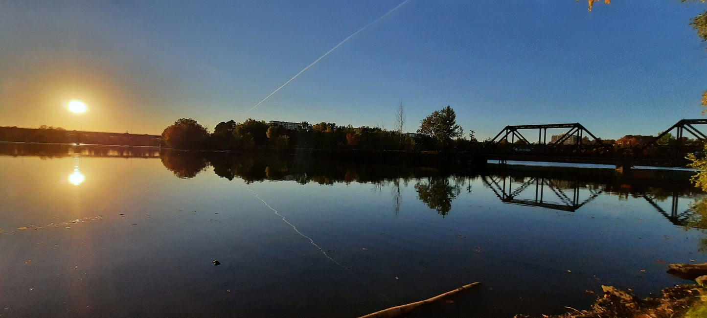 Un Avion Déchire Le Ciel Bleu Près Du Soleil 6 Octobre 2021 17H44 (Vue 1)  Rivière Magog À