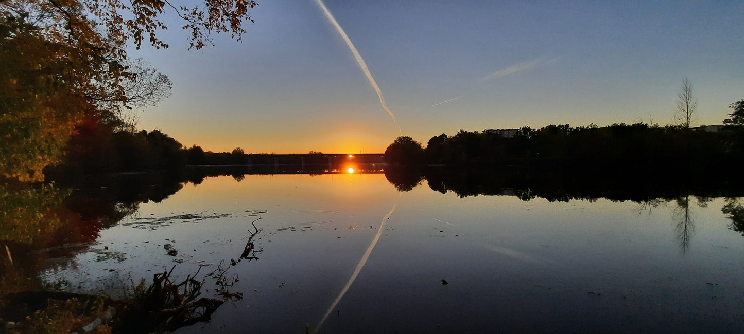 Le Reflet Du Coucher De Soleil 6 Octobre 2021 18H07 (Vue 1)  Rivière Magog À Sherbrooke. Pont